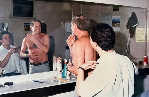 Eli grooming a client at a mirrored station